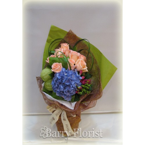 BOU 0020 10支 A 級進口玫瑰 + 1支藍色繡球花 + 季節性襯花